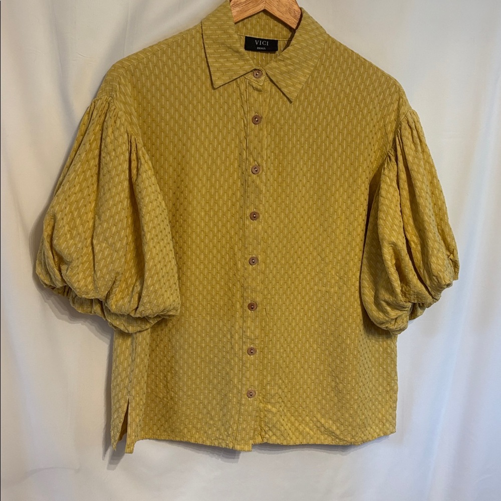 Vici Women’s Mustard Yellow Textured Puff Sleeve Coquette Blouse SZ S